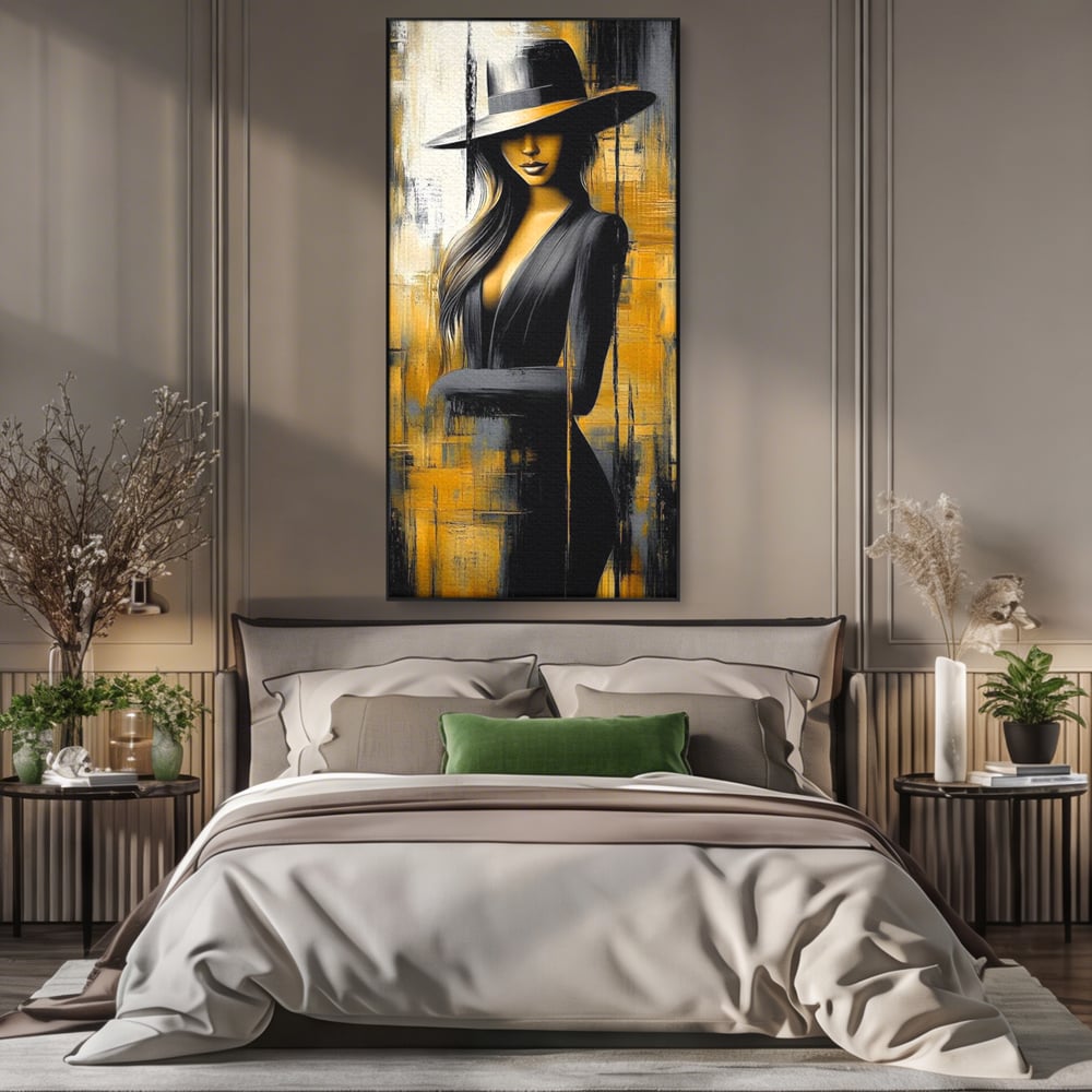 Tablou canvas cu tablou canvas cu silueta feminina si palarie, in rama de aluminiu negru, pe perete intr-un dormitor